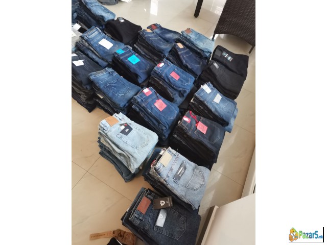 Се продаваат на големо машки фармерки