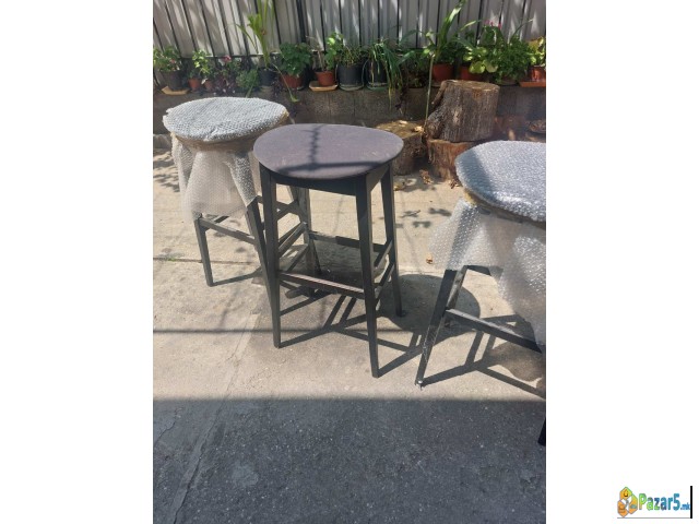 Se Prodavaat 13 Sankerski Stolcinja