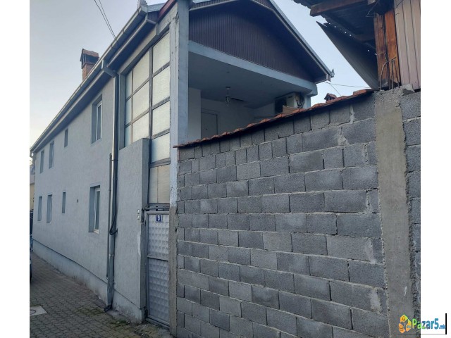 Се продава куќа на главна улица