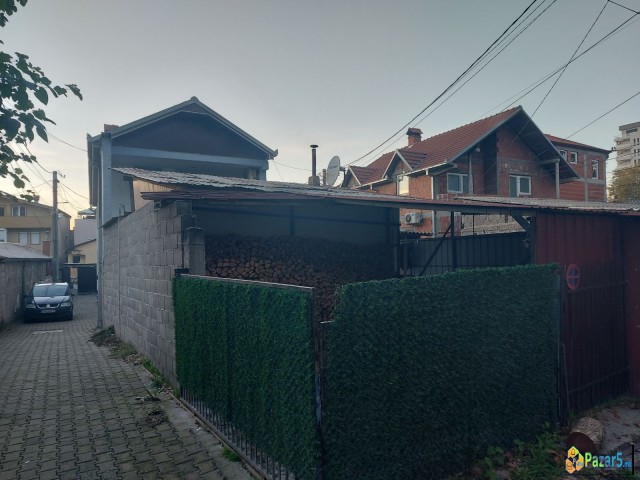 Се продава куќа на главна улица