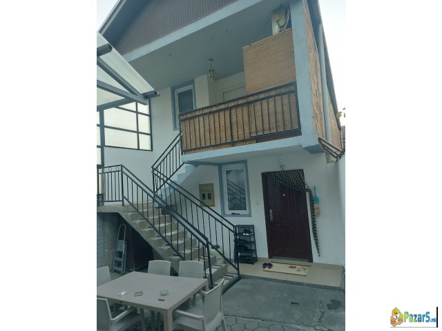 Се продава куќа на главна улица