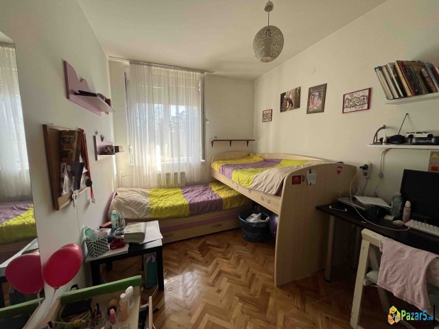 Продавам два детски кревети