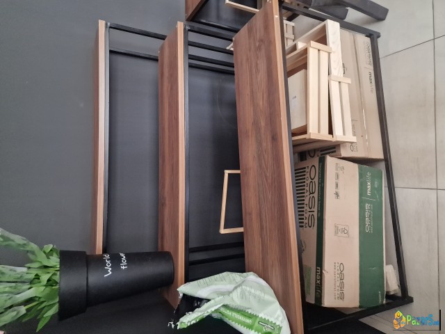 Se Prodavaat Stalazi I Biro 