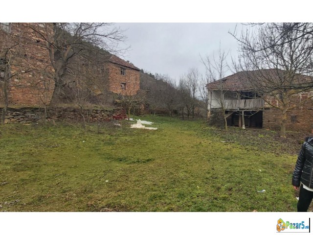 Prodavam Selski Kuki So Dvorno Mesto