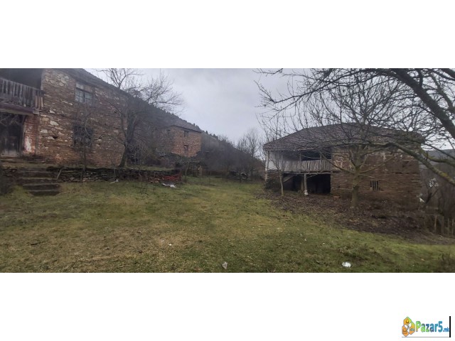 Prodavam Selski Kuki So Dvorno Mesto