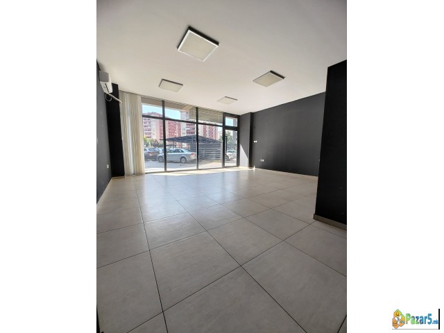 Се издава деловен простор (дуќан) од 45м2 во ПОРТА