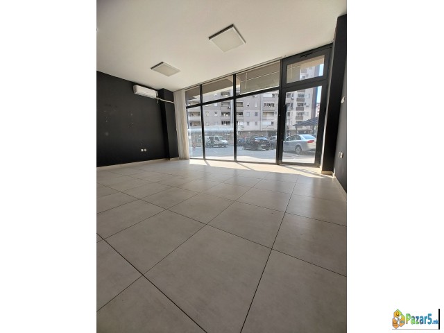 Се издава деловен простор (дуќан) од 45м2 во ПОРТА