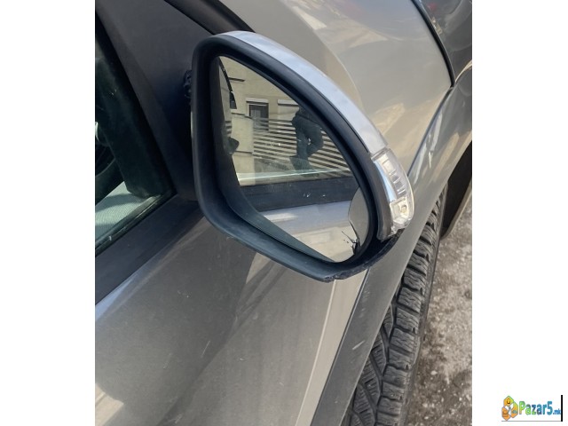 Го барам оштетениот дел и страничното огледалце