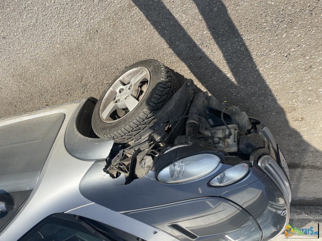 Го барам оштетениот дел и страничното огледалце