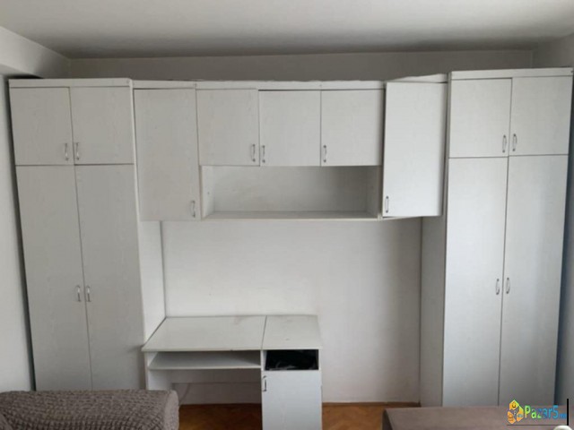 Се продаваат бироа