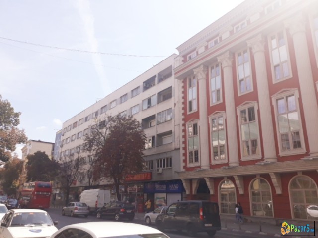 Стан во центар