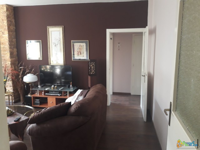 Стан во центар