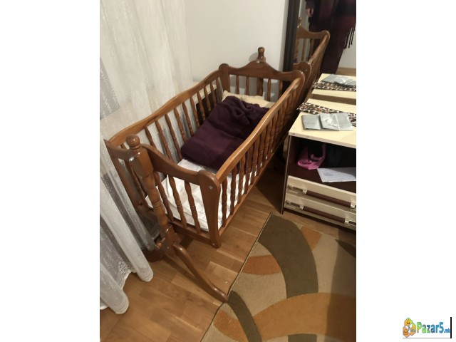 Се продава фотења на пуштање, детско креветче, ком